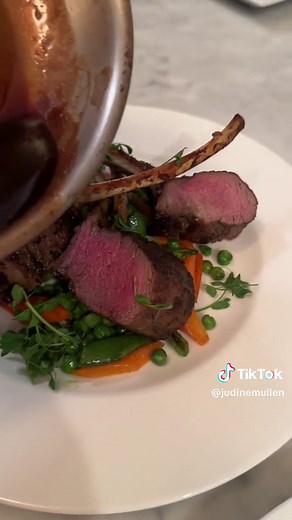 💍👩🏽‍🍳 Red wine port reduction sauce that will wow your dinner guests! #foryourpage #fyp #redwinesauce #privatechef #cheflife #homemade #madefromscratch #lamb #homecooking