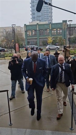 Someone started playing the song ‘Sirius’ — the Chicago Bulls’ 1990s intro music — as Michael Jordan walked into the courtroom on Friday for the NASCAR antitrust trial 🐐🎶 Jordan will testify on Friday over claims that NASCAR has acted as monopolistic bullies. The testimony comes as the trial reveals deep frustrations between team owners and NASCAR leadership over the charter system. Jordan owns & operates the 23XI Racing team. “FRRROMM NORTH CAROLINA, AT GUARD, 6’6”, MICHAEL JORDAN” 🗣️ Via. j