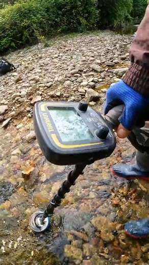 I Discovered it right there...Along the river, hidden in the moss #metaldetecting #viralshorts