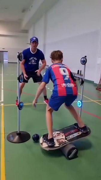 ♻️ Age 7-13 years old is most favorable for the development of a child's general biomechanics and psychomotor skills, agility, coordination, and balance, which further directly affects the quality and speed of the adoption of special knowledge and skills both in any form of sports and in general development and education. 📹 IG: ilyasnhl #FITLIGHT #FITLIGHTTRAINING #ReactionTraining #LightTraining #SeeTheLight #ReactionTraining #SportsPerformance #StrengthAndConditioning #Speed #SpeedTraining #A
