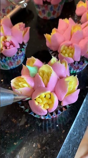 How to Make Gorgeous Spring Flower Cupcakes 😍 Feat. Mom