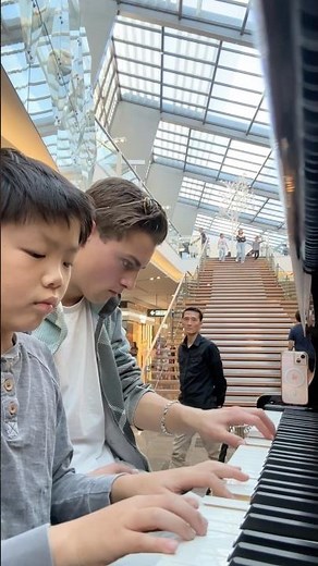 Jay Chou duet live in the mall!