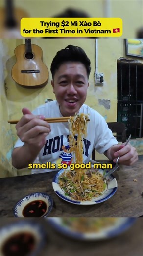 Trying $2 Mì Xào Bò for the first time in Vietnam 🇻🇳 #vietnamfood #danang #travelvlog