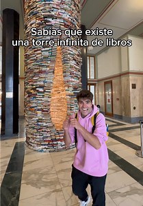 La torre de libros de Praga 📚🗼 Supongo que muchos ya conoceréis el truco, pero es que es impresionante porque al asomarte vas a ver que la torre parece infinita!! En total son más de 8.000 libros🤯😱 #viajes #curiosidades