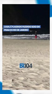 Casal é flagrado fazendo sexo em praia do Rio de Janeiro 🏖️🚫👀 Viralizou nas redes sociais, nesta última segunda-feira (27), o vídeo de um casal flagrado por populares fazendo sexo na praia do Leme, na Zona Sul do Rio de Janeiro. Um grupo de banhistas que estava próximo ao local e presenciou a cena interveio, para que o casal parasse com o ato em local público. Para mais informações, acesse: www.br104.com.br 🌐 #BR104 #FlagraPraia #RioDeJaneiro | BR104