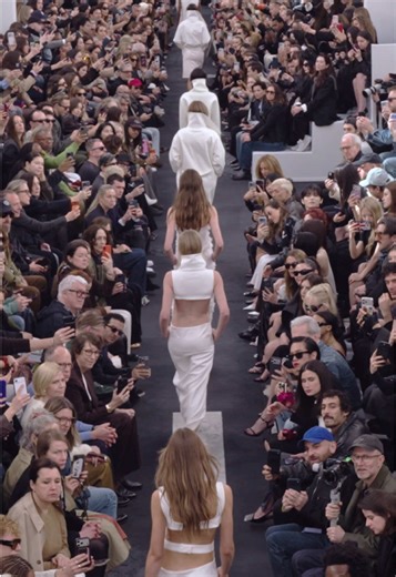 The Finale of Courrèges FW26 show by Nicolas Di Felice Styling: Marie Chaix Casting: Julia Lange Casting Hair: Anthony Turner Make-up: Thomas De Kluyver using @BYREDO Skincare: Cosrx Nails: Anatolerainey Music: Erwan Sene Nicolas Di Felice Set design: Remy Briere, Nicolas Di Felice Light Design: Matiere Noire Paris Production: La Mode en Images #courregesFW26 #courreges