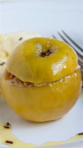 Bratapfel – der warm duftende Klassiker der Winterzeit! 🍎 Saftige Äpfel, gefüllt mit Nüssen, Zimt, Honig oder Marzipan, im Ofen karamellisiert und warm serviert – Bratapfel-Rezepte sind pure Wintermagie. Der Duft allein macht schon glücklich und bringt sofort Adventstimmung ins Haus. 🎄❤️ Ob klassisch gefüllt, modern interpretiert oder als Dessert-Highlight für die Festtage – Bratäpfel sind einfach immer eine gute Idee: schnell gemacht, himmlisch aromatisch und wunderbar vielseitig. ➡ Alle Reze