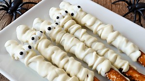Easy 3-Ingredient Halloween Treats That're So Simple It's Frightening