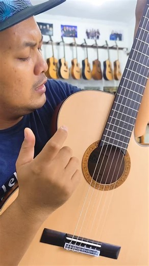 BBB Guitars Indonesia on Instagram: "Main gitar klasik katanya harus dipetik jangan di genjreng #classicguitar #gitarklasik"
