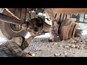 “Old-School Mechanics Save a Broken Truck Axle with Bare Hands”