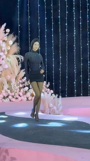 Cheng Er is radiant and charming #Top Car Model #Model Phantom #Beautiful to Glow #Beautiful Lady