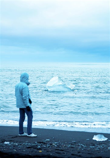 Diamond Beach Midnight Sun = ✨ There’s nothing quite like the country of Iceland, especially in the summer time. Being able to explore the most unique landscapes on the planet at 1 AM under the midnight sun is something truly special. This area of the country alone has so much to explore, but diamond beach was definitely one of my favorite spots the entire trip! It was so peaceful and beautiful, I’ll never forget this moment 💙 📍 Diamond Beach, Iceland 🇮🇸 Travel | Adventure | Nature | Sunset 