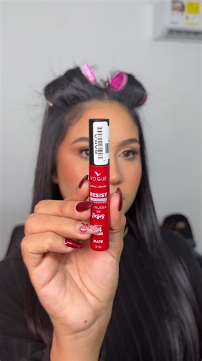 𝐂𝐨𝐤𝐞𝐭𝐚 𝐭𝐢𝐞𝐧𝐝𝐚 𝐝𝐞 𝐦𝐚𝐪𝐮𝐢𝐥𝐥𝐚𝐣𝐞 on Instagram: "Labios rojos: un clásico infaltable en Navidad✨❤️. Delineado en tono marrón para mayor definición y un rojo intenso que realza cualquier look. Elegancia y sofisticación en un solo paso. Labial Vogue por solo $26.000 cop 💸 Lápiz Samy $5.000 cop 💸 #LabiosRojos #MaquillajeNavideño"