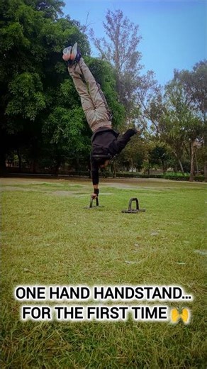 One Hand Handstand… For The First Time 🙌 #calisthenics #gymnastics