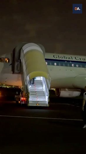 🛬🇪🇨 LA MESSIMANÍA LLEGÓ A ECUADOR: INTER MIAMI ATERRIZÓ EM GUAYAQUIL 📌 Inter Miami aterrizó en Guayaquil para disputar este sábado el último amistoso de pretemporada ante Barcelona 🔟 Como no podía ser de otra manera y se repite en cada lugar del mundo, Lionel Messi fue recibido con honores y una multitud esperó al plantel en el hotel de concentración 📌 Las Garzas cerrarán su gira sudamericana tras las aventuras por Lima y Medellín, que sirvió de preparación para el inicio de la defensa del