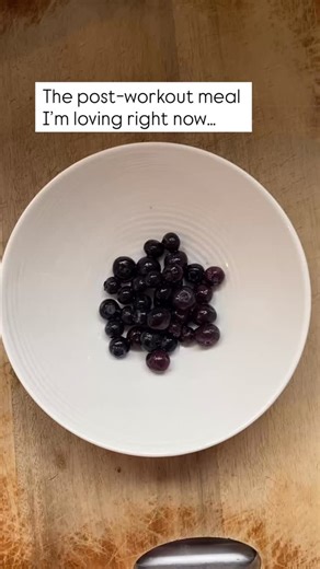 Sarah | peri/menopause strength, nutrition & mindset coach on Instagram: "You don’t NEED an immediate post-workout protein meal to build muscle. What matters most for muscle protein synthesis is your overall protein intake over a 24 hour period - ideally spread pretty evenly over your day. But I’m usually pretty hungry after a strength session and THIS is hitting the spot!! Note: it is quite high in calories - but I’m not trying to lose weight so it’s easy for me personally to make space for it 