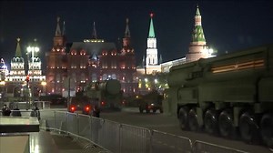How many nuclear weapons does Russia have and who controls them?