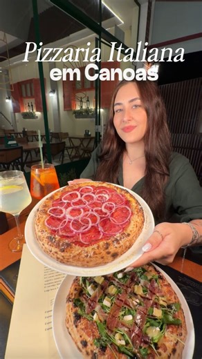 Bruna Pehl e Leo Mendes on Instagram: "🍕🇮🇹 ESSA PIZZARIA TRAZ PRA CANOAS A ESSÊNCIA DA PIZZA ITALIANA CLÁSSICA Chiaia Pizzeria @chiaiapizzeria Massa com fermentação lenta de 72h , ingredientes selecionados e uma proposta simples: sem excessos, só o essencial bem feito. O cardápio tem sabores tradicionais, combinações diferentes e também opções vegetarianas e veganas 🌱 Pra acompanhar, drinks como limoncello e Aperol 🍹, além de vinhos 🍷 e cervejas 🍺. 🏷 Cupom delivery PRIMEIROPEDIDO 10% OFF