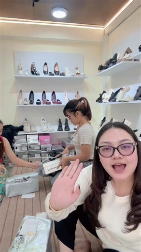 နယ်ဝေးအော်ဒါလေးတွေပါ#MyGirl #shoescollection #တောင်ကြီးမြို့ #fyppppppppppppppppppppppp #tiktokmyanmarforyou