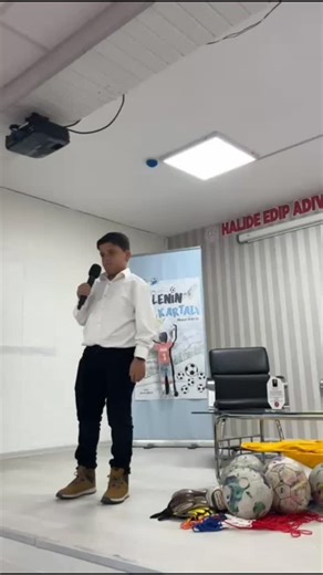 Mesut Hayat on Instagram: "Kocaeli - Körfez Halide Edip Adıvar Ortaokulundaki 'Kalenin Kartalı' söyleşi programımızda bazı öğrenciler kendi yazdıkları şiirleri okudular. 🤗💐✨️💯👏"