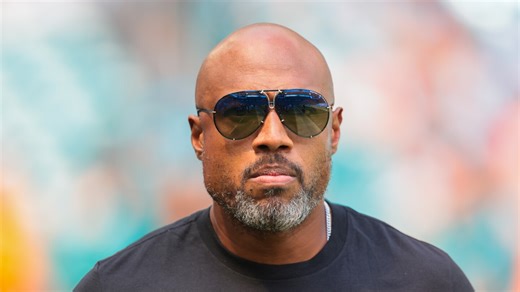 Anthony Weaver: Dolphins can't be \"piecemealing\" their defense in August