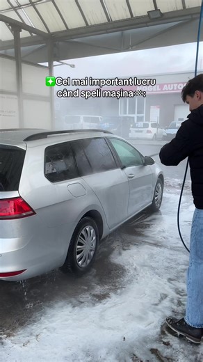 ❇️În vremea rea trebuie să acorzi mare atenție mașinii tale. ❄️ Gheața, murdăria și sarea de pe drum pot deteriora vopseaua mașinii, dar cu protecție și îngrijire poți păstra valoarea mașinii tale. ✨🛡️ #pentrutine #masini #ingrijireauto #brandromanesc #fabricatinromania #sealentceramic #carcleaning