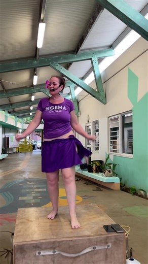 Cours de danse tahitienne avec Moena Maiotui 🌺 Élue meilleure danseuse du Heiva i Tahiti 2011, Moena t’apprend à danser le ‘Ori Tahiti, à bouger, transpirer et t’exprimer. Découvre le Ori Tahiti Fitness, un entraînement complet made in Tahiti : entre tradition, cardio et expression, ce workout est parfait pour te remettre en forme, renforcer ta confiance et vivre la culture tahitienne autrement. 💃🏽✨ 🗓️ Du lundi au vendredi | 🕔 17h15–18h15 📍 École maternelle Verotia, Faa’a 💸 700F / séance 