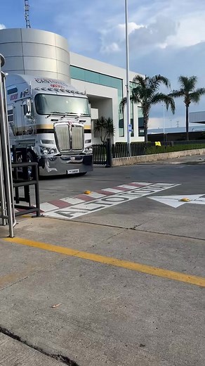 De lo más exótico de castores #Canguro 🦘 chulada de Kenworth #K220 algo muy muy bien saludos para toda la bandita de la mariachiza #𝓣𝓸𝓶𝓪𝓽𝓮 🇲🇽🍅💎 | Tomate's
