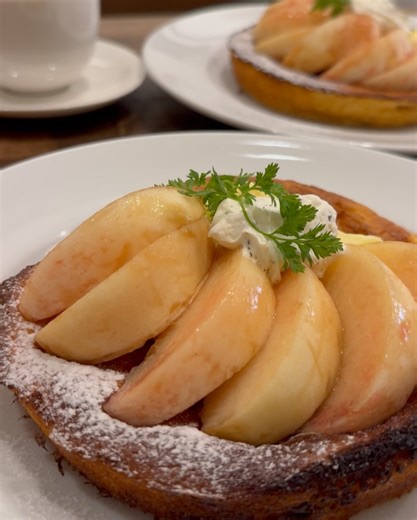 やまＱちゃん🔍 下関グルメ／北九州 グルメ・観光・旅 | 絶品すぎる桃のパンケーキ🍑 下関駅から徒歩3分🚶‍♀️ グリーンモール入ってすぐの所にある お洒落なハワイアンカフェ🌴 何度もリピしてるけど、 行くたびに好きになる❤️ ◽️ランチはワンプレートがメイン ◽️ディナーはカジュアルイタリアン🇮🇹... | Instagram