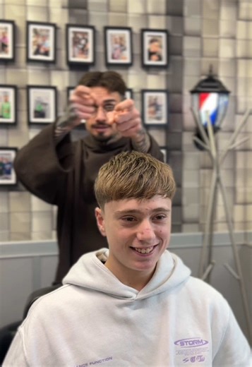 “Low fade limpio, French Crop con carácter. Técnica, detalle y cero juego.” 💦🔫 #lowfadehaircut #frenchcrophairstyle #sestao #lhrgang #viajosinver