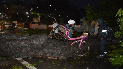 UP: बारिश में इस कदर जलमग्न हुईं आगरा की सड़कें, दो युवकों को नहीं दिखा नाला...बाइक सहित बह गए; ऐसे बची जान