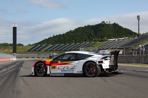 無限のGTレースカー、ステアリングのど真ん中にWindowsシステムを搭載