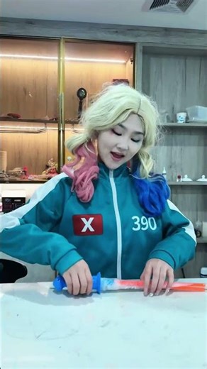 How does Harley Quinn blow bubbles?#joker #cosplay