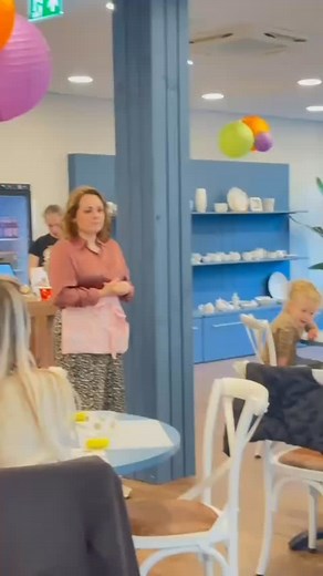 Sint is weer in het land! En dat hebben we bij Café Creatief gevierd met een supergezellige Sint-middag. Onze kleine Picasso’s gingen enthousiast aan de slag en hebben de mooiste schaaltjes en bordjes beschilderd — helemaal klaar voor de pepernoten natuurlijk! Wat een kleuren, plezier en creativiteit… en wat zullen die pepernoten straks extra lekker smaken uit hun zelfgemaakte kunstwerkjes. ❤️🎨✨ | Café Creatief