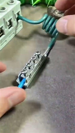 Proper Connection Between Blue Insulated Wire and Electrical Terminal Strip