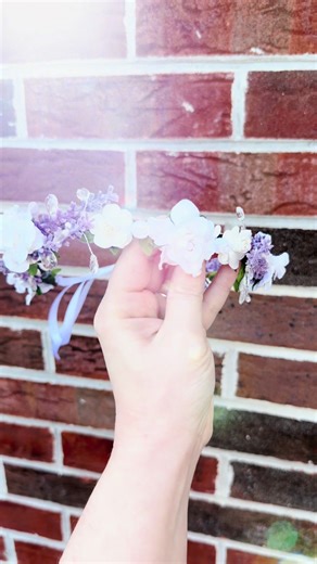 Dewdrop Dreams ✨ Soft as morning light and as delicate as hope that formed overnight. This crown is for the quiet dreamers! The flower girls, the daughters and the women who still believe in beginnings. Sometimes the most powerful magic isn’t loud. It simply catches the light. 🌿#artisan #springtime #dewdrop #flowercrown #flowergirl