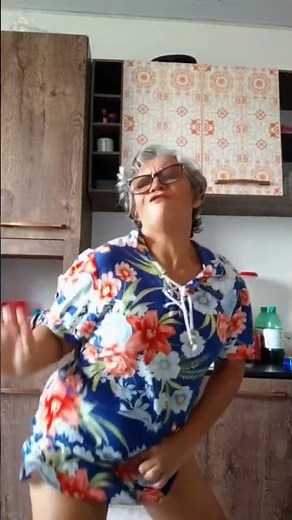 The Sexy Granny moves her a$$ #twerk #viral #shorts #dance