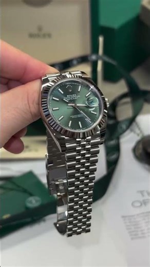 This green dial is pure old money 💚