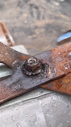 Rusty Screw? Easy Fix A simple trick that breaks the rust grip. #ShopHackUSA #RustFix #QuickMethod | Tool Titans