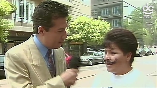 Le pedimos a la ciudadanía que compartiera su opinión sobre la selección mexicana, mientras, de manera disimulada, les aplicábamos maquillaje en el rostro sin que se dieran cuenta. 🤣🇲🇽 #DerbezEnCuando | Distrito Comedia