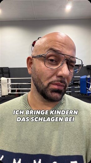 Tolga Tanriverdi on Instagram: "Klingt hart? Ist es auch. Aber anders, als du denkst.🥊 Ich bringe Kindern das Schlagen bei." Dieser Satz provoziert. Und das soll er. Denn in meiner Arbeit als Sozialpädagoge und im Leistungssport habe ich eines gelernt: Es geht nicht um Gewalt. Es geht um Kontrolle. Seit 25 Jahren begleite ich Menschen – oft die, die niemand mehr auf dem Zettel hatte. Wir nehmen die Wut, den Frust und die Energie und wandeln sie um. In Disziplin. In Fokus. In Erfolg. Ich bin kei