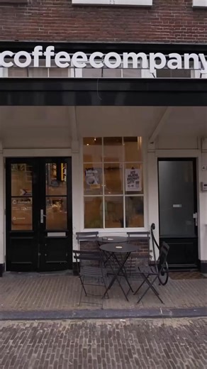 op de Vismarkt in Utrecht. Koffie in je hand, stad om je heen en altijd iets te zien. Even zitten of weer door, wat wordt het vandaag? | Coffeecompany