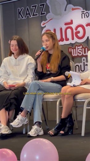 Old but golden 🌷: (Reads question) Khun Sam what's your thought while biting the Pen? 😏Let me think for a bit 🤔while biting lips👄 🗣️: Pen!!🖊️🖊️🖊️ 🌷: Oh pen! 🖊️🖊️🫨🫨 🧚‍♀️: 😳🫢🤭 🌷: They got this all on camera 🤣 #ฟรีนเบค #FreenBecky #srchafreen #beckysangels ctto. | Freenbecky Stan