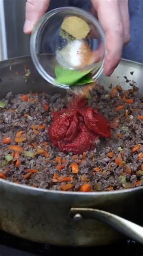 How to Make Beef Bolognese (and My Go-To Wine Pairing) 🍝🍷 This slow-simmered Bolognese is one of