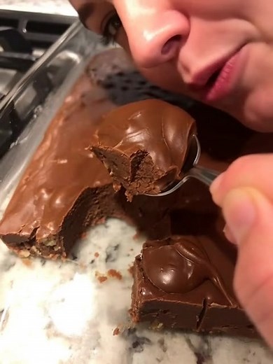 Paula Deen in 5 Minute Fudge Must express something to keep getting my recipes... Thank you. Recipe in First (c.o.m.m.e.n.t ).👇 | Grandma's Tasty Recipes