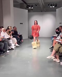 99K views · 255 reactions | #models are all falling. WHY?? #avavav #runwayfashion #fashionshow #catwalkmodel | GL Fashion Magazine | Facebook