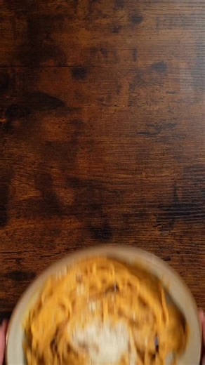 Easy Creamy Sauce Pasta 🍝 This super easy pasta is almost a one-pan recipe — the only extra step is roasting the veggies and blending them into a smooth, creamy sauce. I’ve never made a sauce this simple, and it’s definitely a must-save for every pasta lover. You’ll need: - 1 red tomato - 1 yellow tomato - 1/2 zucchini - 1 small red onion Drizzle the veggies with olive oil, season them, and roast at 356°F (180°C) for 15–20 minutes. Then you’ll need: - pasta seasoning - 100 ml of 18% cream - coo