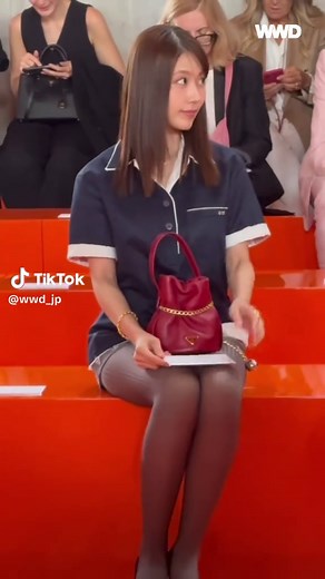 有村架純がプラダ2026年春夏コレクションに登場！