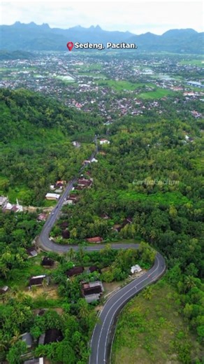 Siapa yang tak kenal Tanjakan Sedeng di Pacitan? Dulu... jalur ini adalah momok bagi pengendara. Tanjakan ekstrem, turunan tajam, dan tikungan patah seringkali membuat truk mogok, rem blong, hingga kecelakaan adu banteng. Jalur ini benar-benar menguji nyali dan kendaraan Anda. Namun, cerita lama itu kini telah berubah. Pemerintah Kabupaten Pacitan melakukan perubahan drastis. Trase jalan dipindah, tanjakan curam yang rawan, kini dibuat lebih landai dan aman. Jalur Sedeng kini lebih bersahabat ba