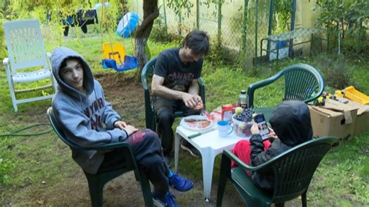 Polsko-włoska rodzina walczy o przetrwanie. Są bezdomni i śpią w działkowej altance [WIDEO]